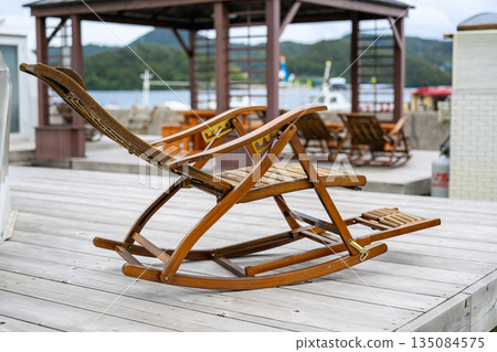 木製搖椅與水邊 [攝影合作：沖繩海濱度假村 Miyabi] 135084575