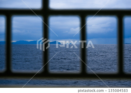 從船上的窗戶望出去,可以看到壯闊的海景。 從船上的窗戶望出去,可以看到壯闊的海景。 135084583