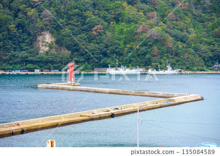 Red lighthouse and breakwater South lighthouse off the breakwater at Saigo Port Red lighthouse and breakwater South lighthouse off the breakwater at Saigo Port 135084589