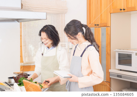 女兒跟母親學習烹飪 135084605