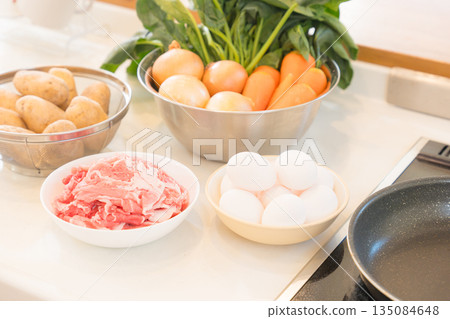 Preparing ingredients before cooking Preparing ingredients before cooking 135084648