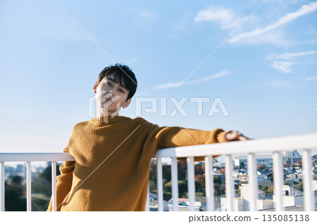 站在屋頂上的年輕人 站在屋頂上的年輕人 135085138
