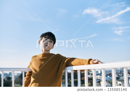 站在屋頂上的年輕人 135085140