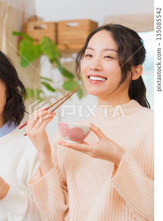 Mother and daughter smiling and saying it's delicious 135085542