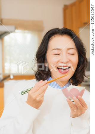 Mother with a delicious face 135085547