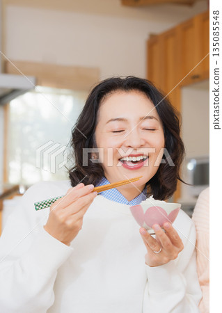 Mother with a delicious face 135085548