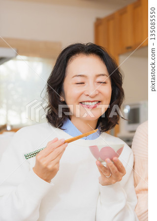 Mother with a delicious face 135085550