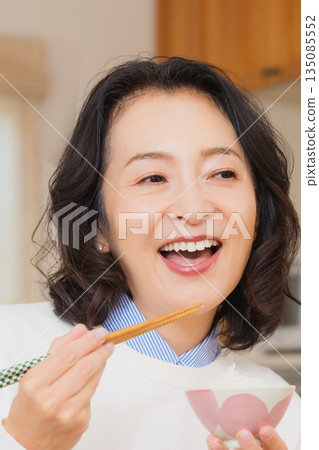 Mother with a delicious face 135085552