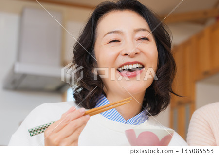 Mother with a delicious face 135085553