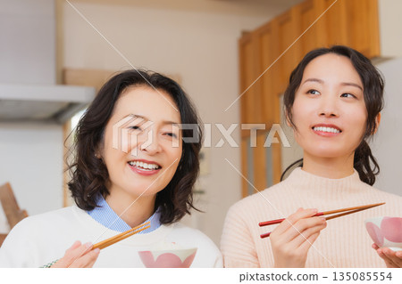 Mother and daughter smiling and saying it's delicious 135085554
