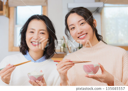 母女倆笑著說,真好吃! 母女倆笑著說,真好吃! 135085557