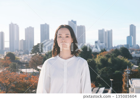 城市街景與年輕女性 城市街景與年輕女性 135085604