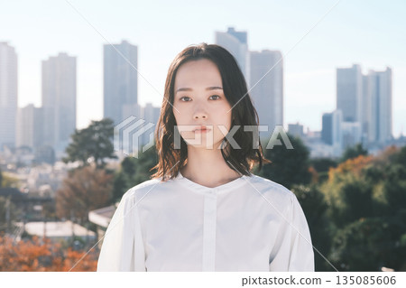 城市街景與年輕女性 城市街景與年輕女性 135085606