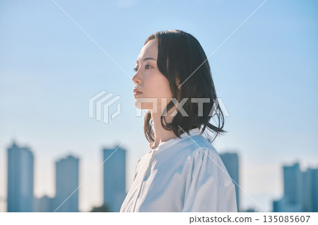 城市街景與年輕女性 城市街景與年輕女性 135085607