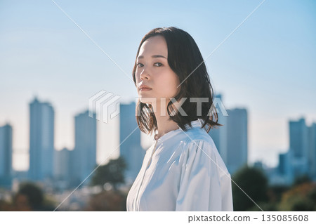 Urban streetscape and young woman Urban streetscape and young woman 135085608