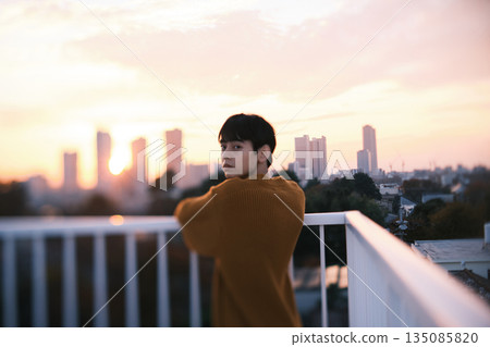黃昏時分，屋頂上的男人肖像 135085820