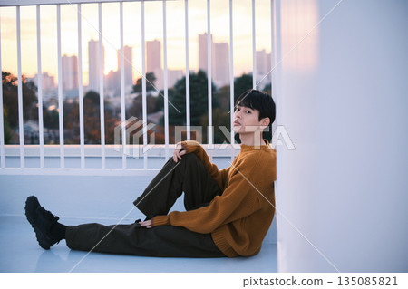 黃昏時分,屋頂上的男人肖像 黃昏時分,屋頂上的男人肖像 135085821