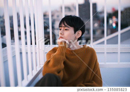 黃昏時分,屋頂上的男人肖像 黃昏時分,屋頂上的男人肖像 135085823