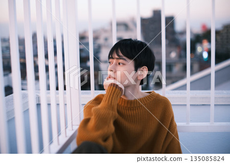 黃昏時分，屋頂上的男人肖像 135085824