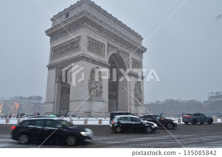 巴黎凱旋門被厚厚的積雪覆蓋(攝於2026年1月5日) 巴黎凱旋門被厚厚的積雪覆蓋(攝於2026年1月5日) 135085842