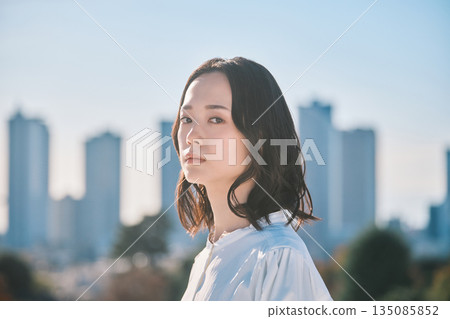 城市街景與年輕女性 135085852