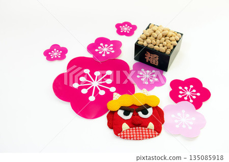 Setsubun image background: Red demon mask and demon-hitting beans Setsubun image background: Red demon mask and demon-hitting beans 135085918
