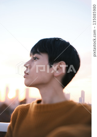 黃昏時分,屋頂上的男人肖像 黃昏時分,屋頂上的男人肖像 135085980