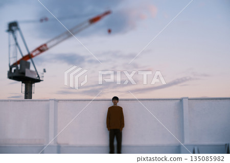 黃昏時分,屋頂上的男人肖像 黃昏時分,屋頂上的男人肖像 135085982