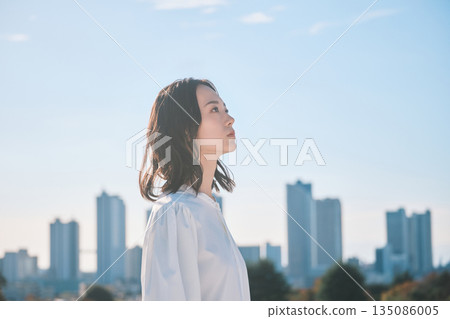 城市街景與年輕女性 135086005