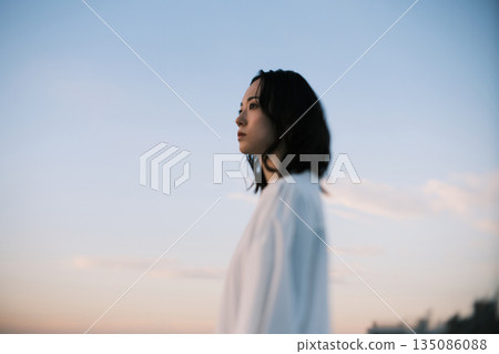 夕陽下年輕女子的肖像 夕陽下年輕女子的肖像 135086088