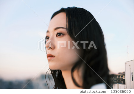 黃昏時分,屋頂上一位女子的肖像 黃昏時分,屋頂上一位女子的肖像 135086090