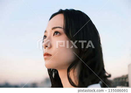 黃昏時分,屋頂上一位女子的肖像 黃昏時分,屋頂上一位女子的肖像 135086091