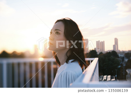 黃昏時分,屋頂上一位女子的肖像 黃昏時分,屋頂上一位女子的肖像 135086139