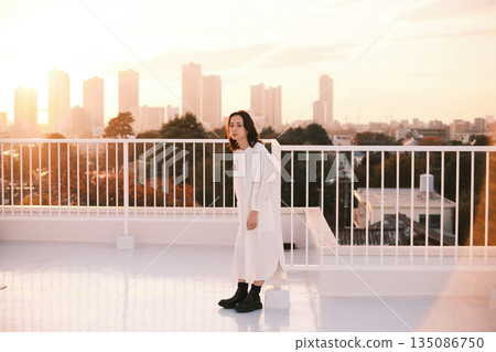 黃昏時分,屋頂上一位女子的肖像 黃昏時分,屋頂上一位女子的肖像 135086750