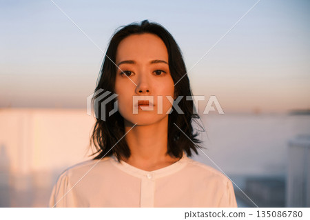 黃昏時分,屋頂上一位女子的肖像 黃昏時分,屋頂上一位女子的肖像 135086780