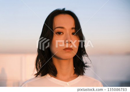 黃昏時分,屋頂上一位女子的肖像 黃昏時分,屋頂上一位女子的肖像 135086783