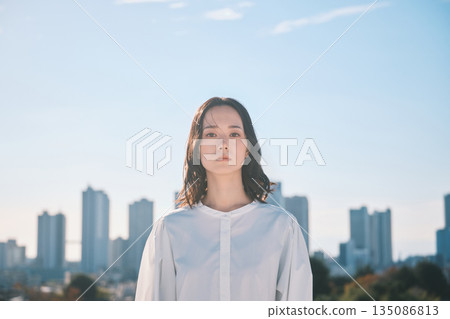 城市街景與年輕女性 135086813