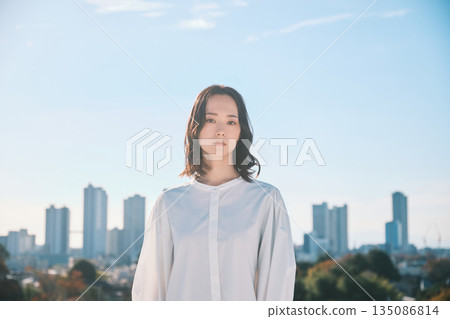 城市街景與年輕女性 城市街景與年輕女性 135086814