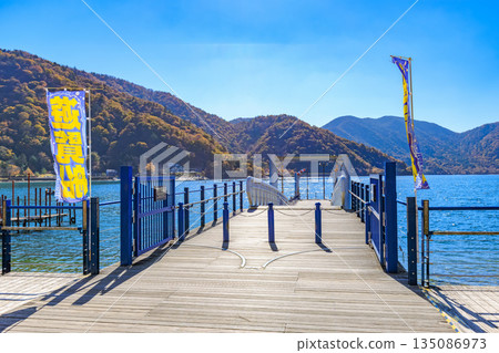 秋季的栃木縣日光市中禪寺湖（中禪寺湖觀光船碼頭） 135086973