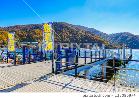 秋季的栃木縣日光市中禪寺湖(中禪寺湖觀光船碼頭) 秋季的栃木縣日光市中禪寺湖(中禪寺湖觀光船碼頭) 135086974