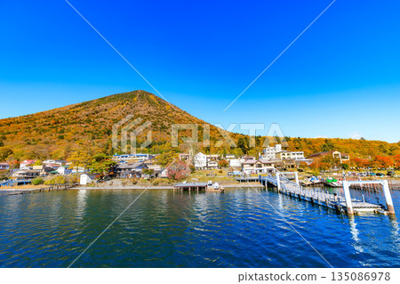 秋季的栃木縣日光市中禪寺湖(從觀光船上眺望男體山) 秋季的栃木縣日光市中禪寺湖(從觀光船上眺望男體山) 135086978