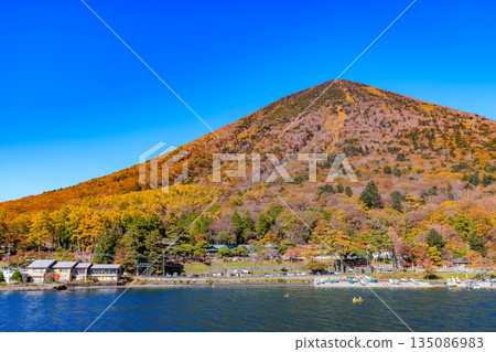 秋季的栃木縣日光市中禪寺湖(從觀光船上眺望男體山) 秋季的栃木縣日光市中禪寺湖(從觀光船上眺望男體山) 135086983