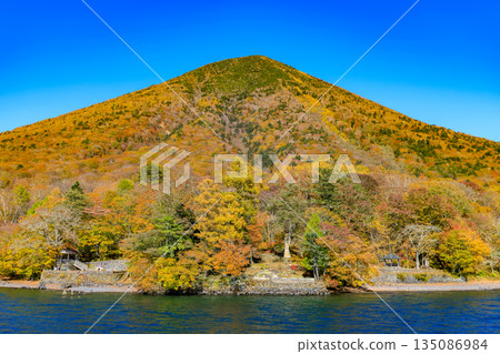 秋季的栃木縣日光市中禪寺湖(從觀光船上眺望男體山) 秋季的栃木縣日光市中禪寺湖(從觀光船上眺望男體山) 135086984