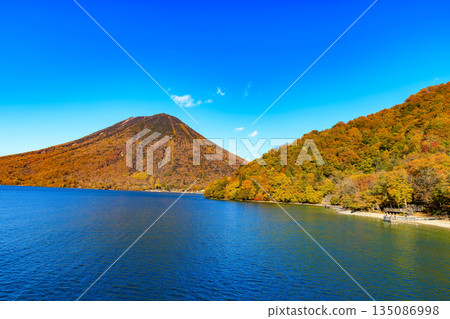 栃木縣日光市中禪寺湖的秋季景色(從觀光船上看到的湖畔秋葉,男體山) 栃木縣日光市中禪寺湖的秋季景色(從觀光船上看到的湖畔秋葉,男體山) 135086998