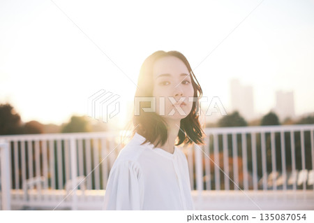 黃昏時分,屋頂上一位女子的肖像 黃昏時分,屋頂上一位女子的肖像 135087054
