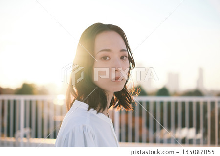 黃昏時分,屋頂上一位女子的肖像 黃昏時分,屋頂上一位女子的肖像 135087055