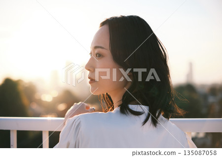 Portrait of a woman on a rooftop at dusk Portrait of a woman on a rooftop at dusk 135087058
