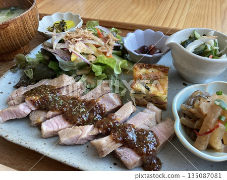 烤豬肉 - 蜂蜜芥末醬 135087081