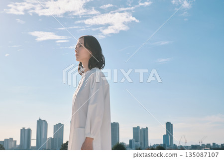 Urban streetscape and young woman 135087107