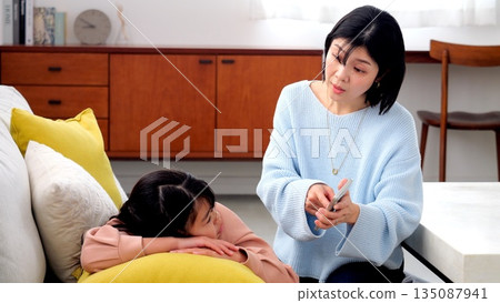 親子爭吵、智慧型手機、長時間玩遊戲、學習影像 親子爭吵、智慧型手機、長時間玩遊戲、學習影像 135087941